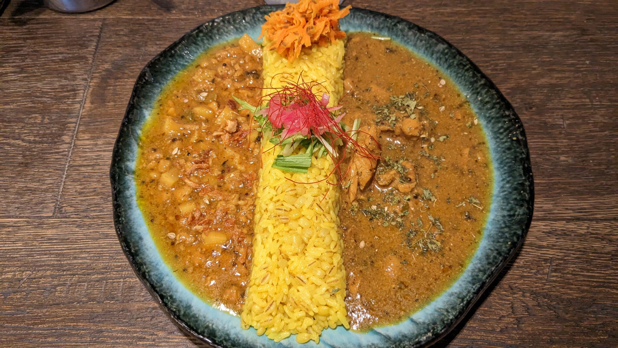 【新宿】「スパイシーカリーハウス半月」の「2種盛りカレー」 食べログが選出する『食べログ カレー 百名店』【ランチ】｜東京グルメブログ うまさ